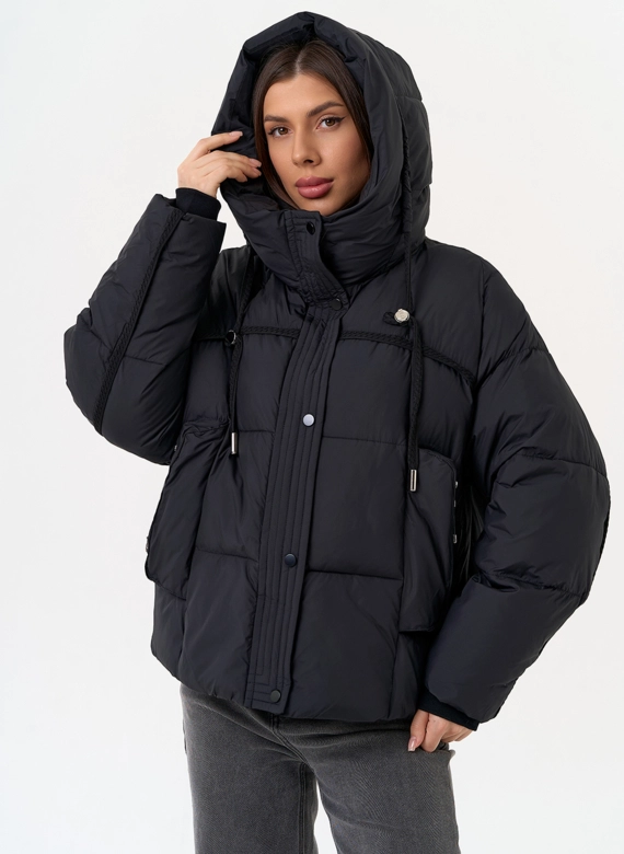 Женский пуховик черного цвета с капюшоном