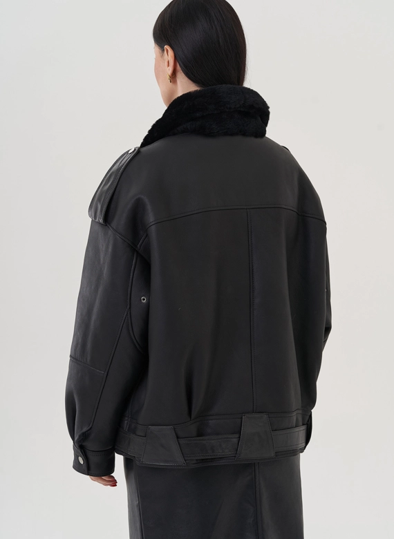Женская дубленка черного цвета 