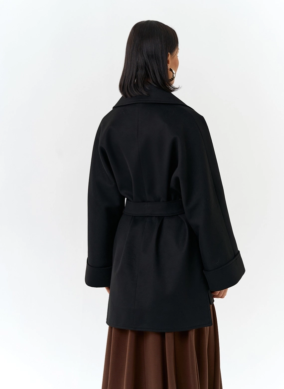 Женское укороченное пальто черного цвета фото