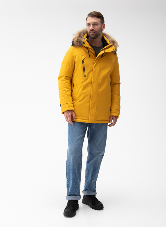 Мужской пуховик с капюшоном из меха енота