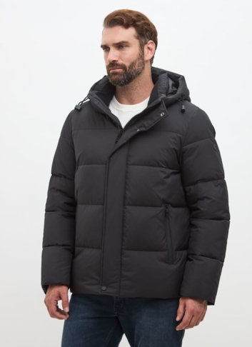 Мужской пуховик черного цвета 