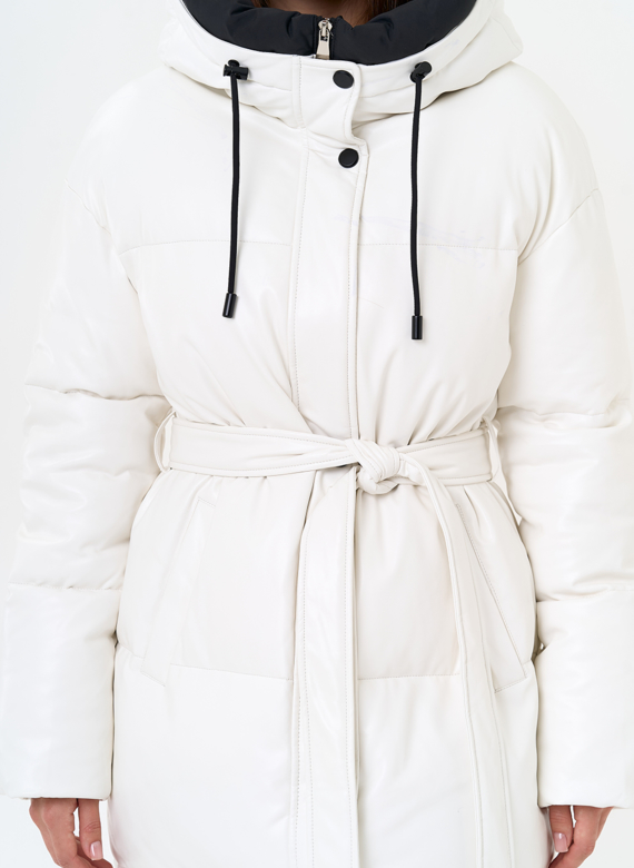 Белый пуховик из эко кожи с поясом