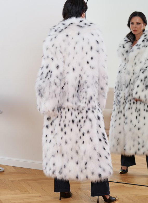 Женская длинная шуба из меха лисы белого цвета