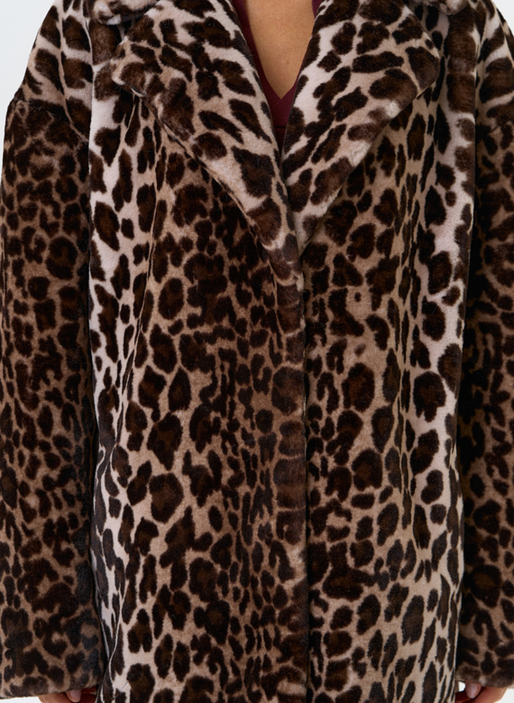 Женская шуба из эко меха с анималистическим принтом