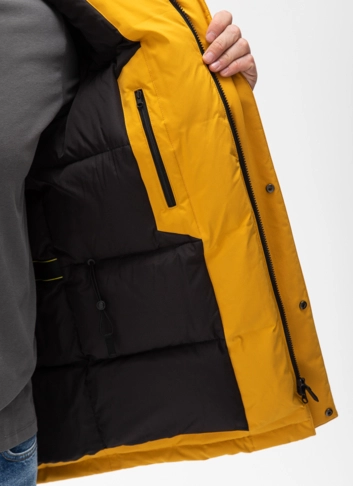 Мужской пуховик с капюшоном из меха енота