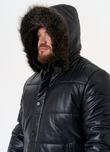 Пуховик из эко кожи с капюшоном из меха енота