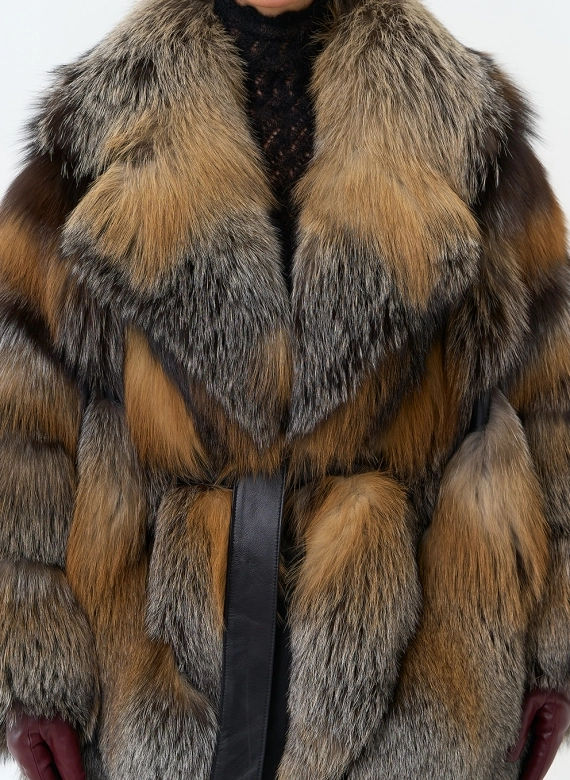 Шуба из меха лисы с поясом фото