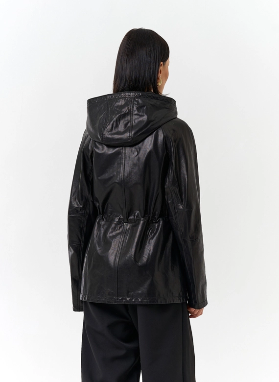 Женская куртка из натуральной кожи  с капюшоном