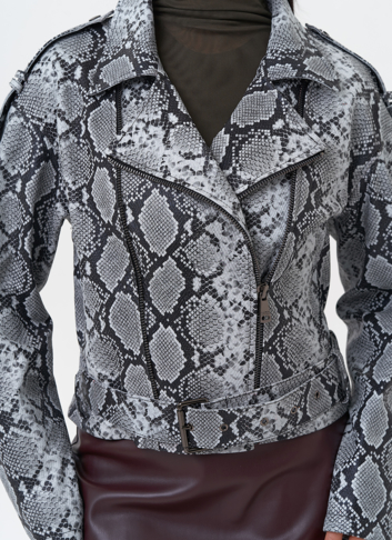 Кожаная куртка со змеиным принтом