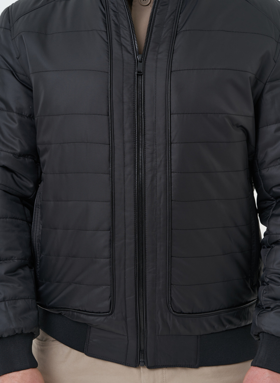 Мужская куртка бомбер черного цвета