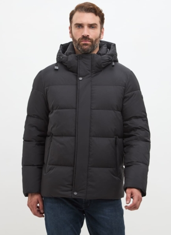 Мужской пуховик черного цвета 
